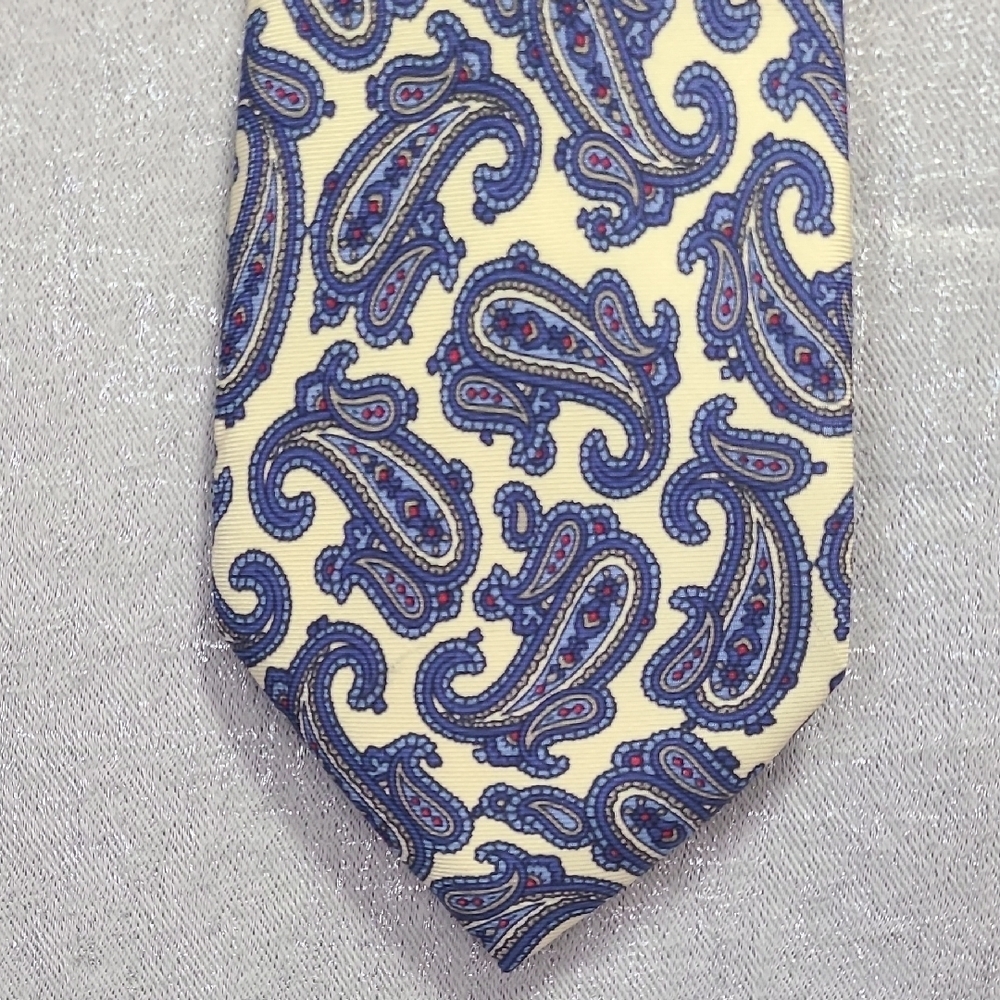 100% Silk MARC LEWIS Paisley Tie in‎ Navy and Cream Imported From ITALY